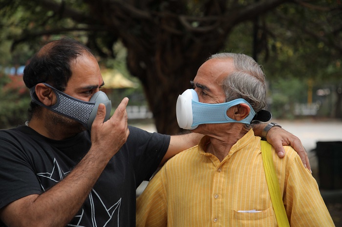 Wearing pollution mask in Delhi